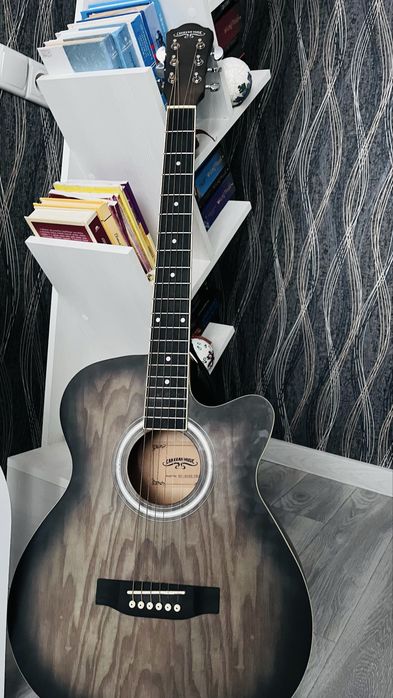 Original gitara, ideal holatda,cheholi qoshberladi!