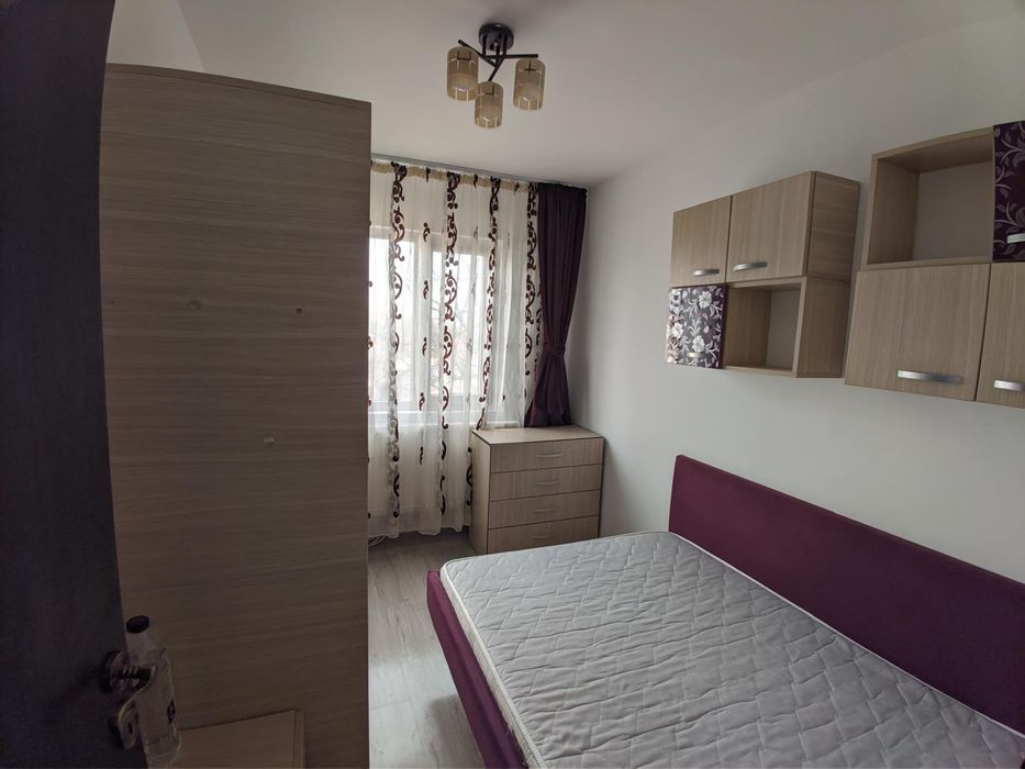 Închiriez apartament 3 camere – zonă centrală