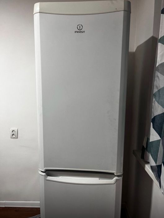 Холодильник Indesit