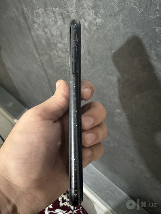 Iphone 11 usilini qoyilgan gb64 orqa krshka alishgan  ekran  alishgan