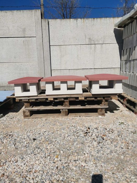 Тротоарни плочки, шапки за комин и огради, колони, балюстри и други.