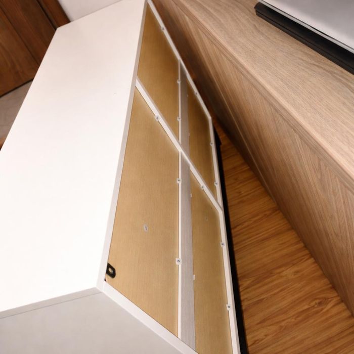 Comodă modernă cu ratan, 6 sertare, albă, stare excelentă – PREȚ MIC