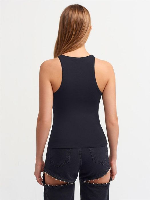 Женские топы в разных цветах