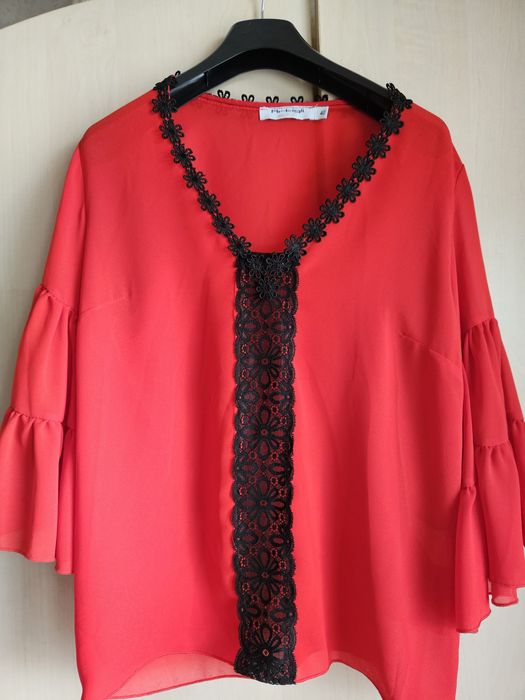 Червена блуза с оригинален ръкав