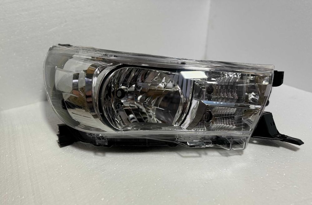 Фара правая на Toyota Hilux (2015-)