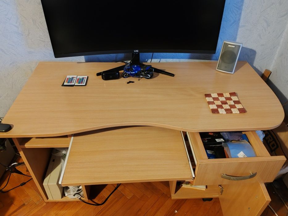 Компютърно/ученическо бюро