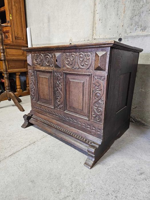 Уникален ретро шкаф/ракла с дърворезба