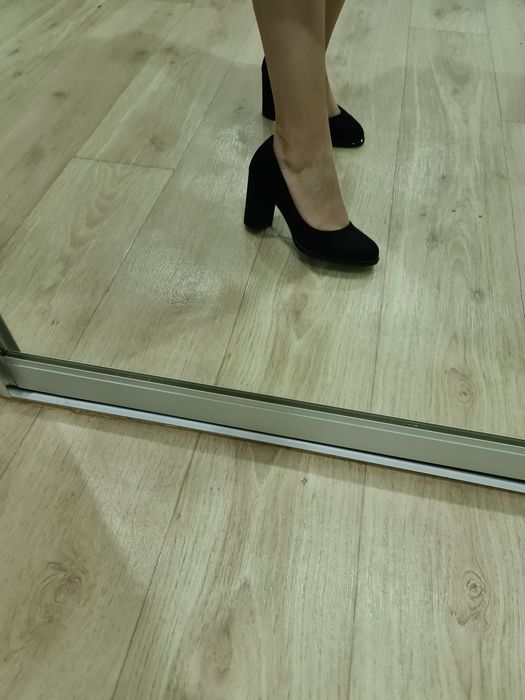 Продам закрытые замшевые туфли