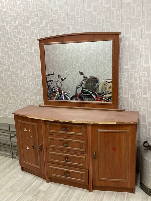 Трюмо с зеркалом б/у