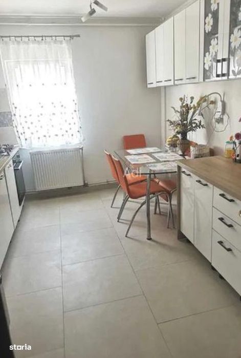 Vând schimb sau închiriez apartament 4 camere în Onești