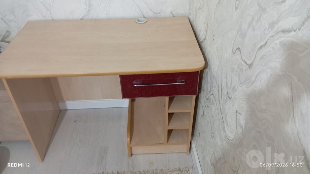 Kompyuter va dars qilish Uchun moʻjallangan stol sotiladi