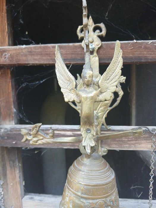 Старинна френска камбана с ангелче - красива декорация за входна врата