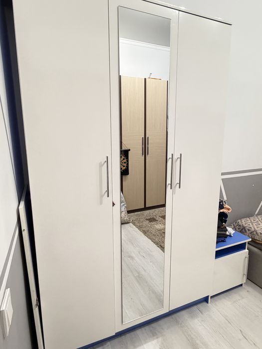 Кровать детская и шкаф для вещей.