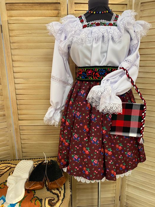 Costum popular/traditional pentru femei de Maramures complet, autentic