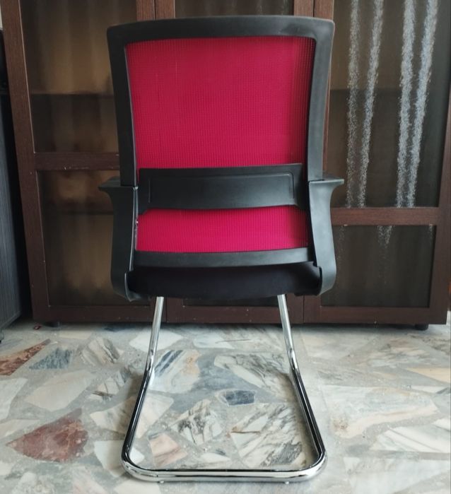 Красное кресло на полозьях