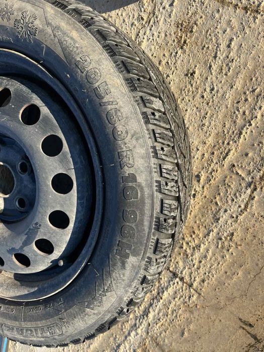 Продавам гуми с джанти в добро състояние – размер R16 205/60.