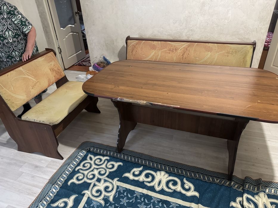 Кухонный уголок со столом