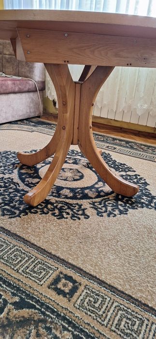 Масивна кръгла трапезна маса