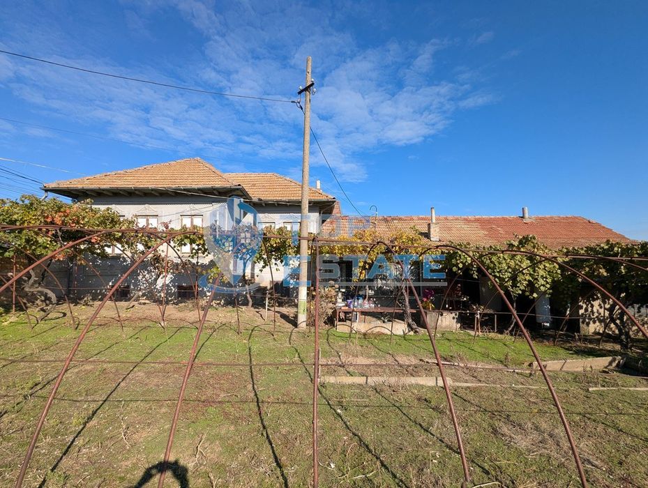 Двуетажна тухлена къща на главната улица в село Поликраище, област Ве