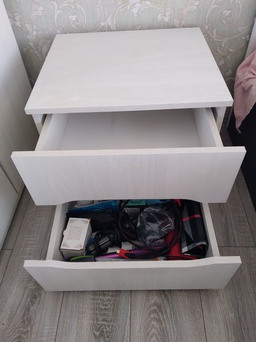 Продаю 2 тумбочки и комод