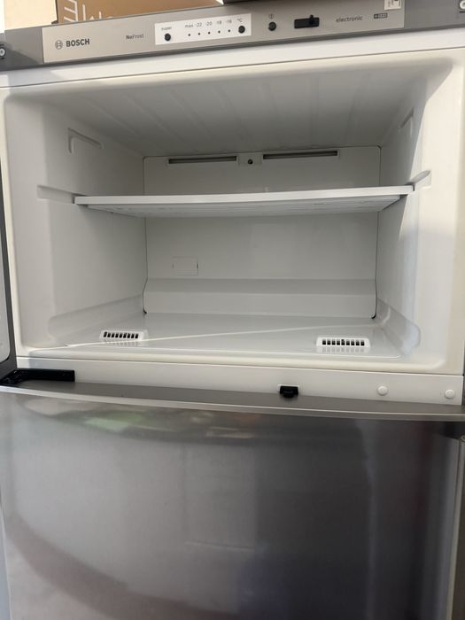 Холдильник с морозильной камерой