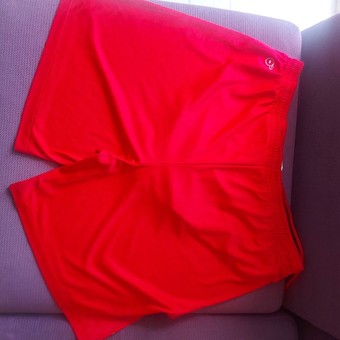 Vind pantaloni marca Puma marimea L și un tricou  marca Puma marimea S.