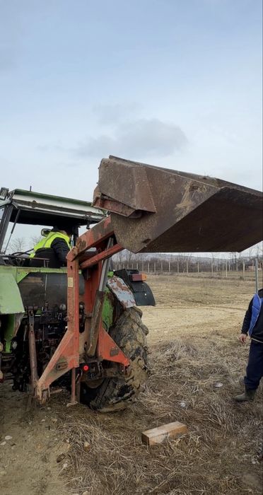 Incarcator in tiranti    Incarcator de gunoi in tiranti