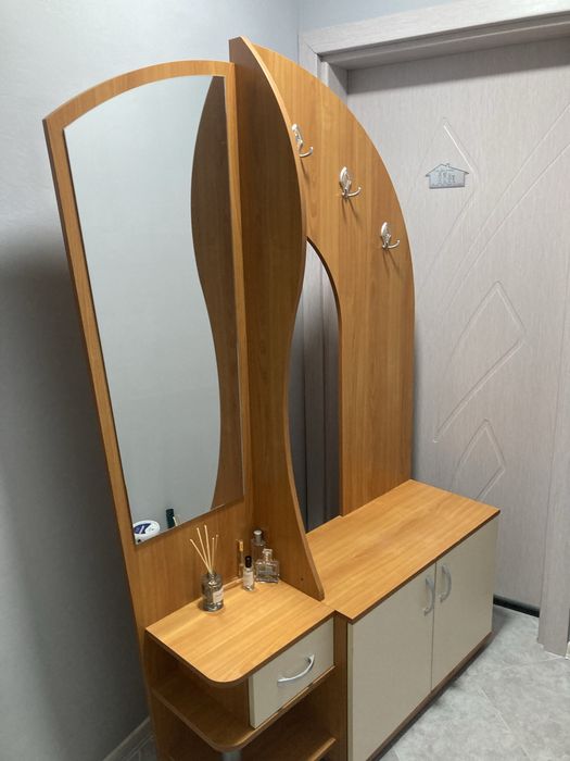 Портманто /Етажерка/Картини