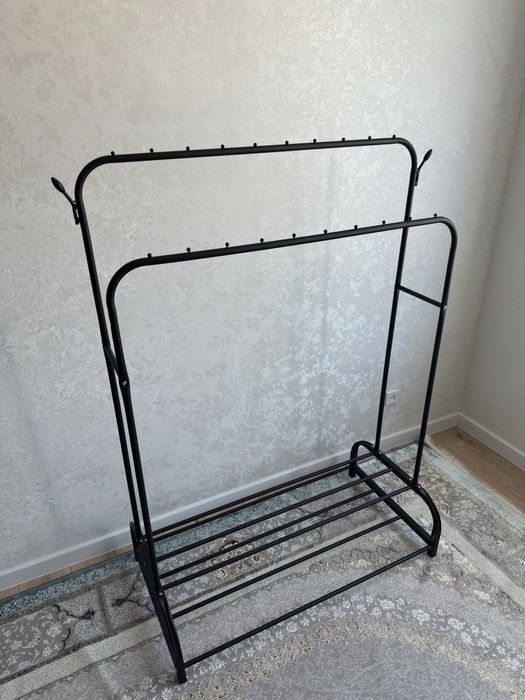 Вешалка с ножками