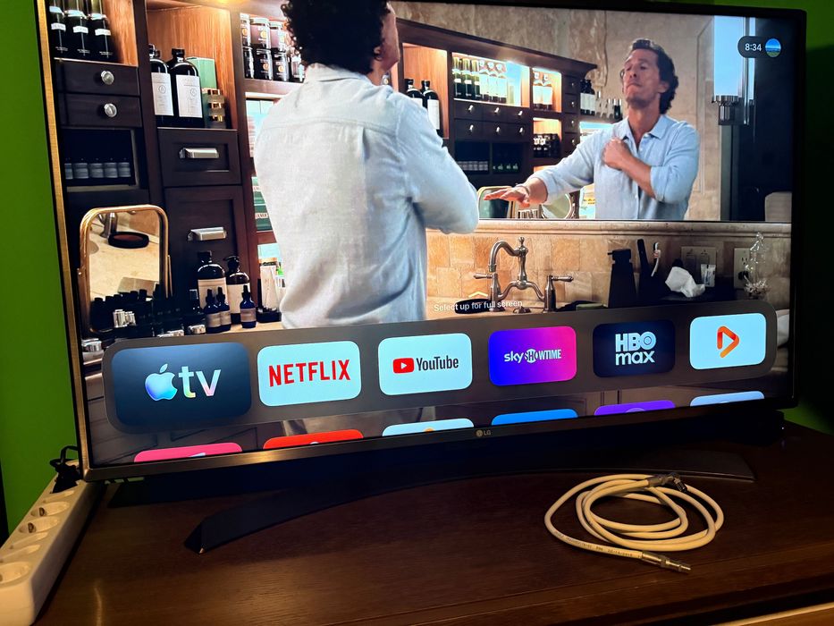 Продавам Apple TV