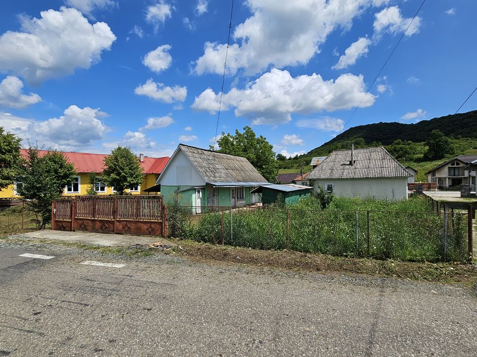 Vând casa cu teren 12 arii Razoare MM Razoare • OLX.ro