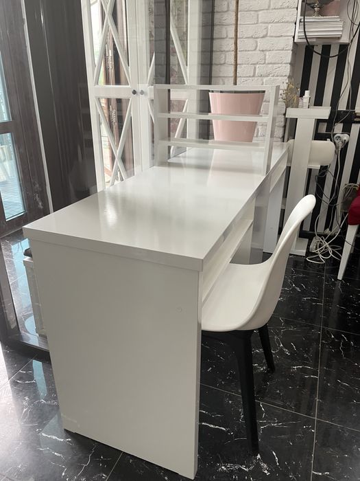 Маникюрные столы и стулья белые