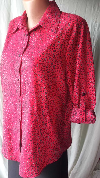 Дамска  риза с дълъг ръкав.