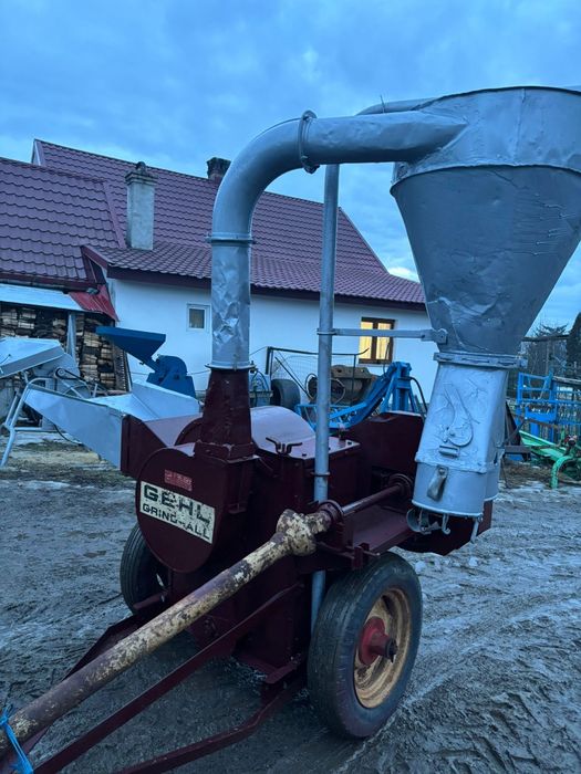 Moara cu ciclon si ciocanele dupa tractor