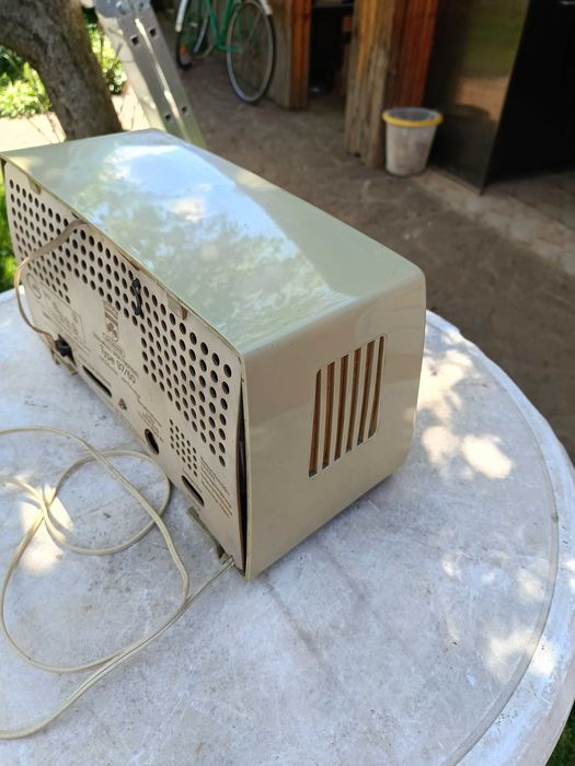 Лампово радио "Grundig", отлично състояние, УКВ, работещо.