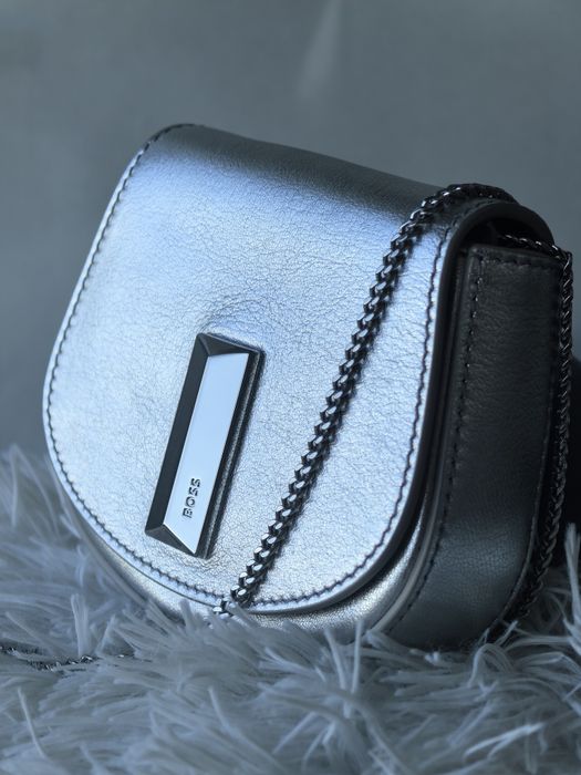 НОВА оригинална чанта  BOSS Nathalie Mini Saddle Silver Metallic