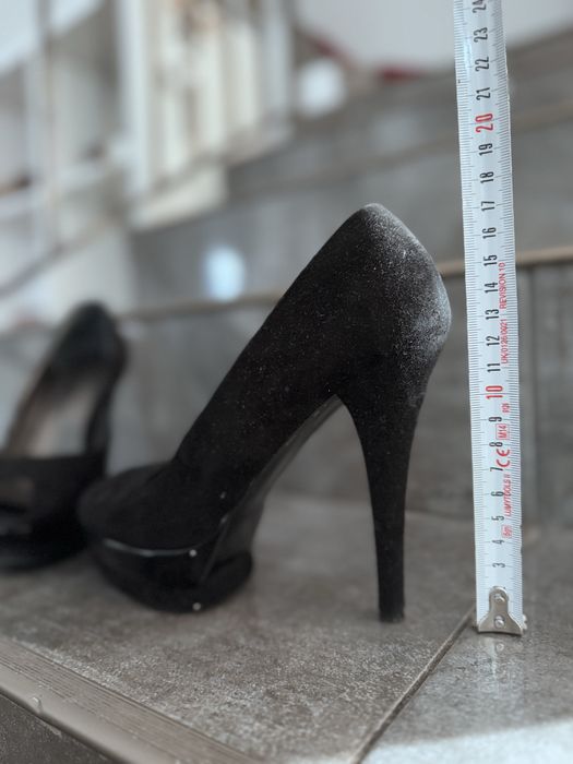 Vand pantofi negri Vicina marimea 38 piele intoarsa