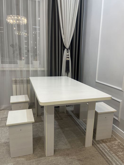 Продам обеденный комплект: стол + 5 табуретов