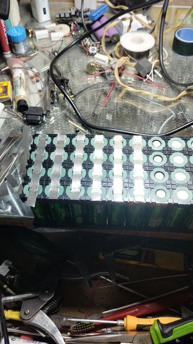 Сборка литий ионных акамумуляторов.