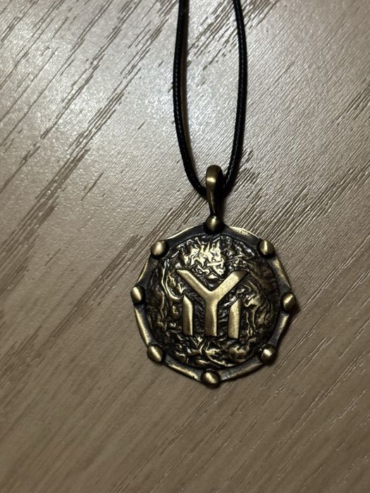 Амулет / медальон със символ IYI на рода Дуло