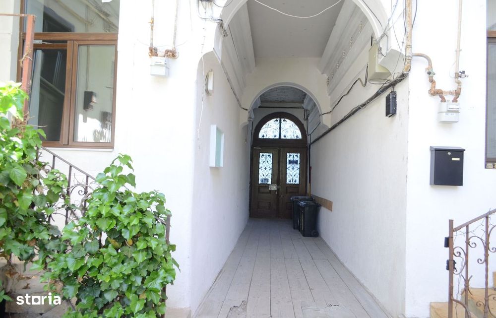 Apartament renovat in cladire interbelica, zona centrala