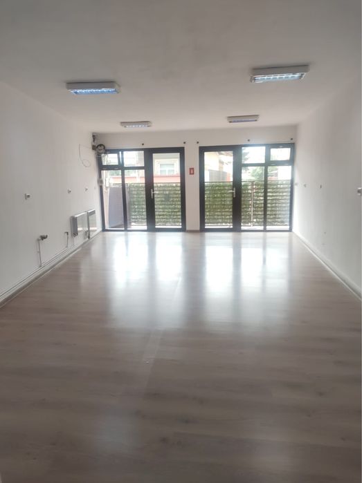 Ofer spre inchiriere birou/spatiu comercial avand curte frontala