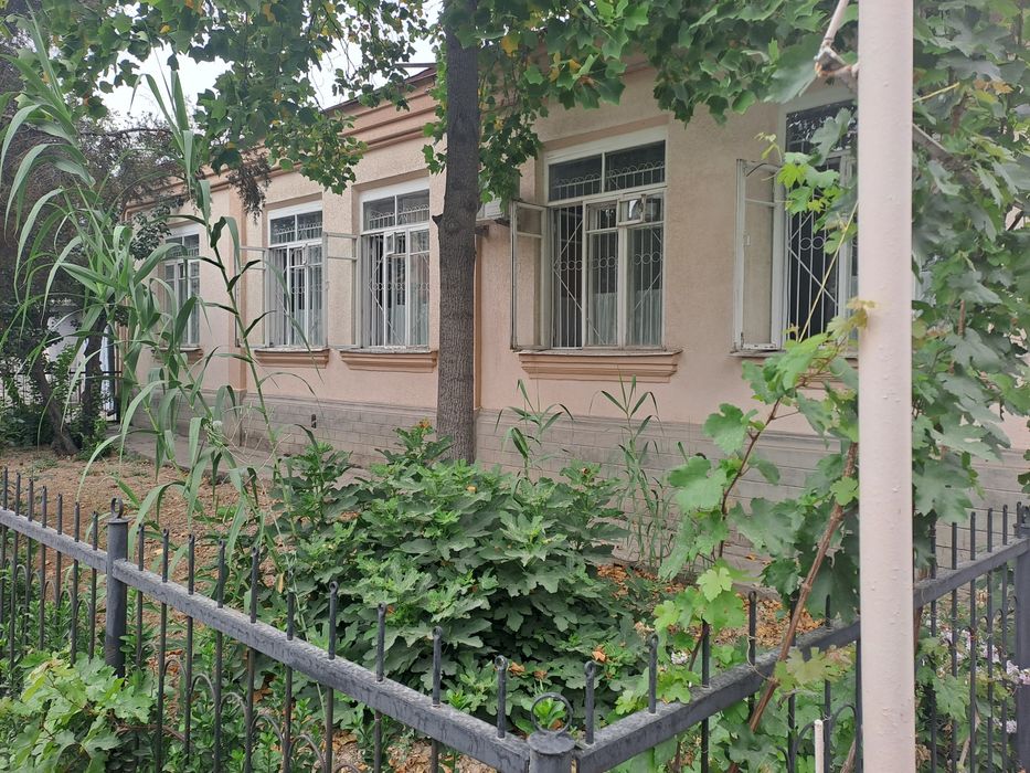 Uy sotiladi, 5,92 sot, 24 metr fasad, g'ishtli, bir qavatli. Hovlida a