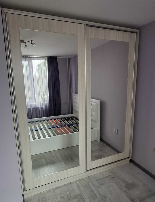 Продавам 2 гардероба - с плъзгащи врати и с плавно затваряне + нщ