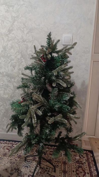 Срочно  Продаётся ёлка