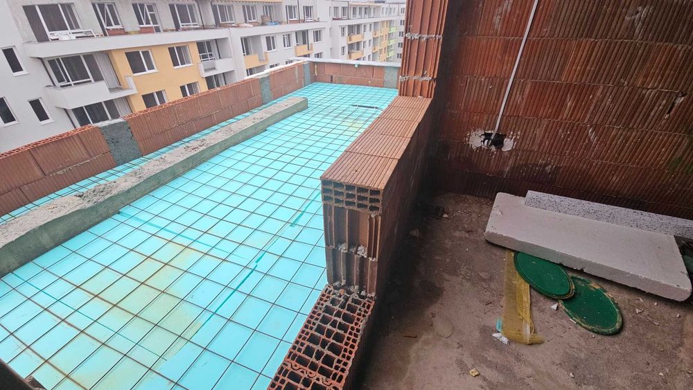 Тристаен с просторни тераси пред завършване