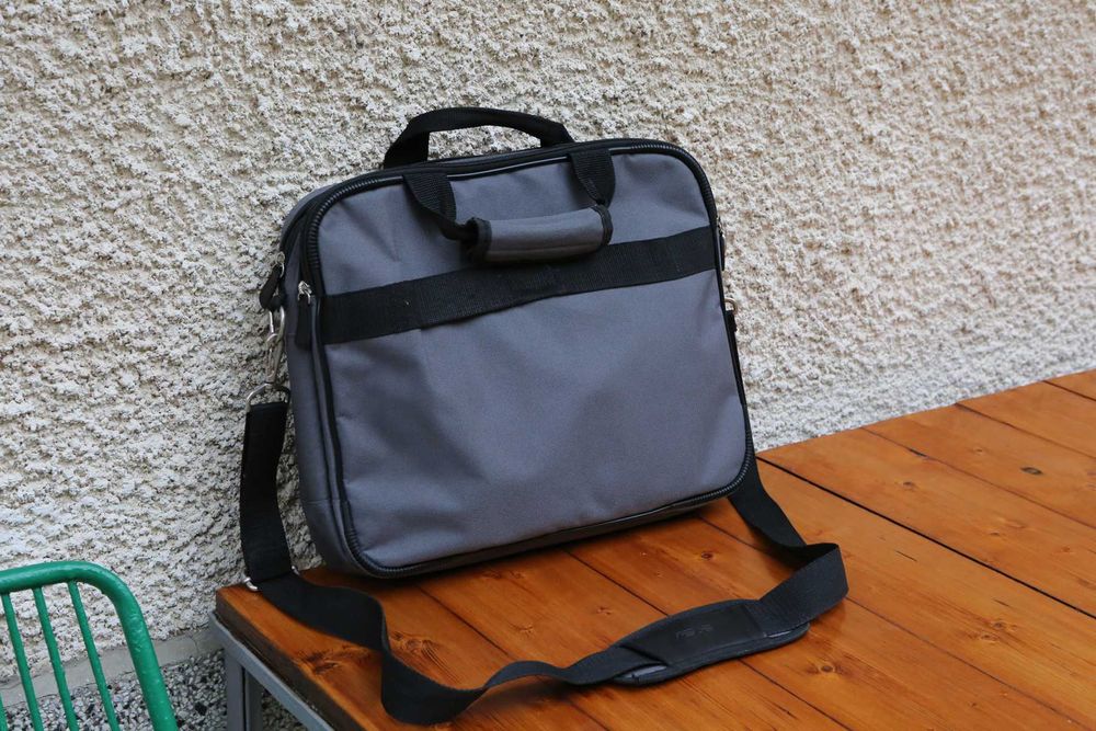 Чанта  за лаптоп има вътре прегради и дълга дръжка.