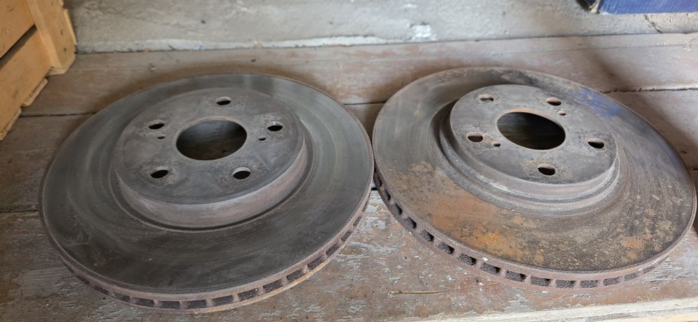 Тормозной диск камри 30 со супортом.