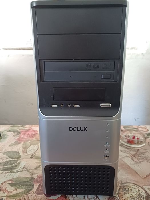 Продавам кутия за компютър Delux