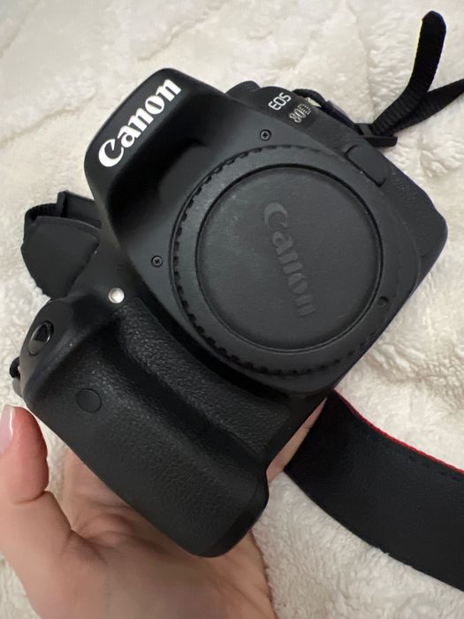 Aparat foto Canon 80D cu obiectiv 18-55mm
